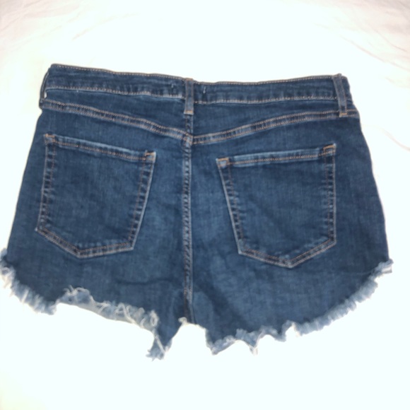Dark Wash short w distress trim - Picture 4 of 4